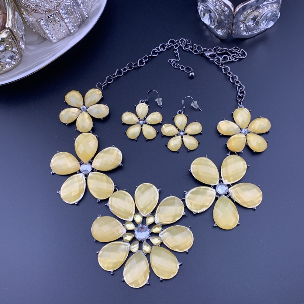 Yellow Daisy Rhinestone Gem Faceted Gunmetal Bib Necklace Earring Set